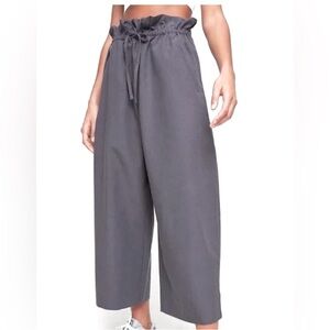 Aritzia The Group Babaton Kerri Pants Grey Paperbag Waist Wide Leg Cropped Sz XS